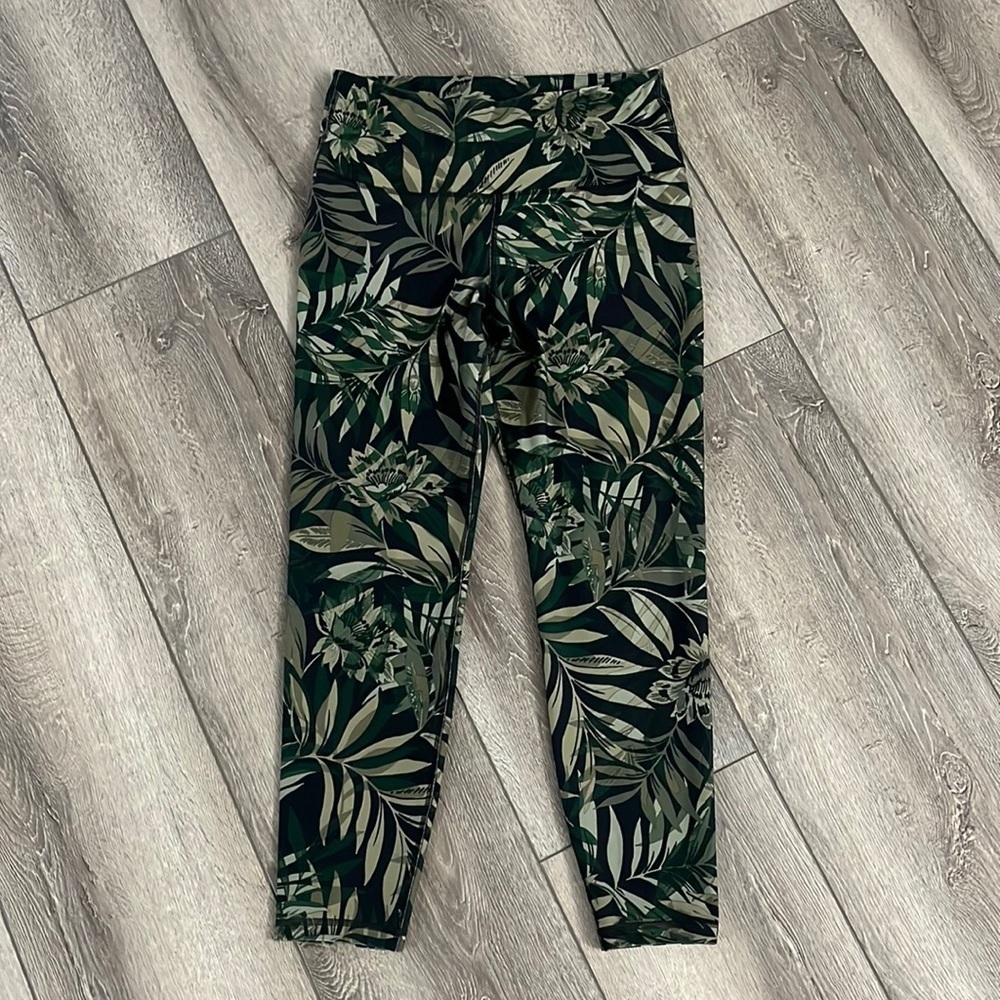 OLD Navy elevate leggings size Large green leaves